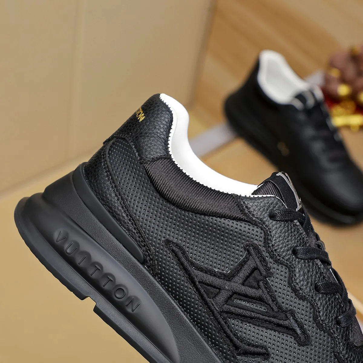 Ex-factory price: 440¥🌹🌹[LV Louis Vuitton] new low-top casual men's shoes. A must-have for fashionable men, new products are released in Hong Kong counters [strong], big-name style, European and American masters strongly create unique styles, comfortable on the feet, super soft outsole, super wear-resistant. Gives people a strong visual impact. Material: imported first-layer cowhide leather upper ➕rubber non-slip outsole, rubber graphics matching, 38 to 44